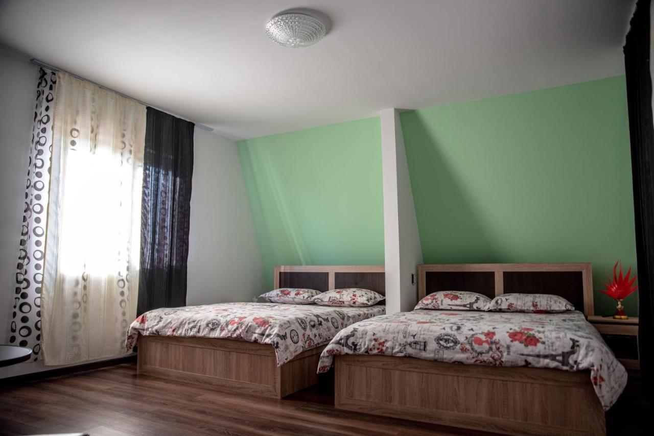 Casa Robi Hotel Pestisani Ngoại thất bức ảnh