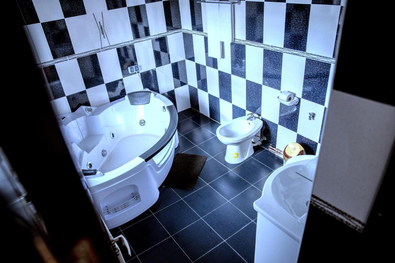 Casa Robi Hotel Pestisani Ngoại thất bức ảnh